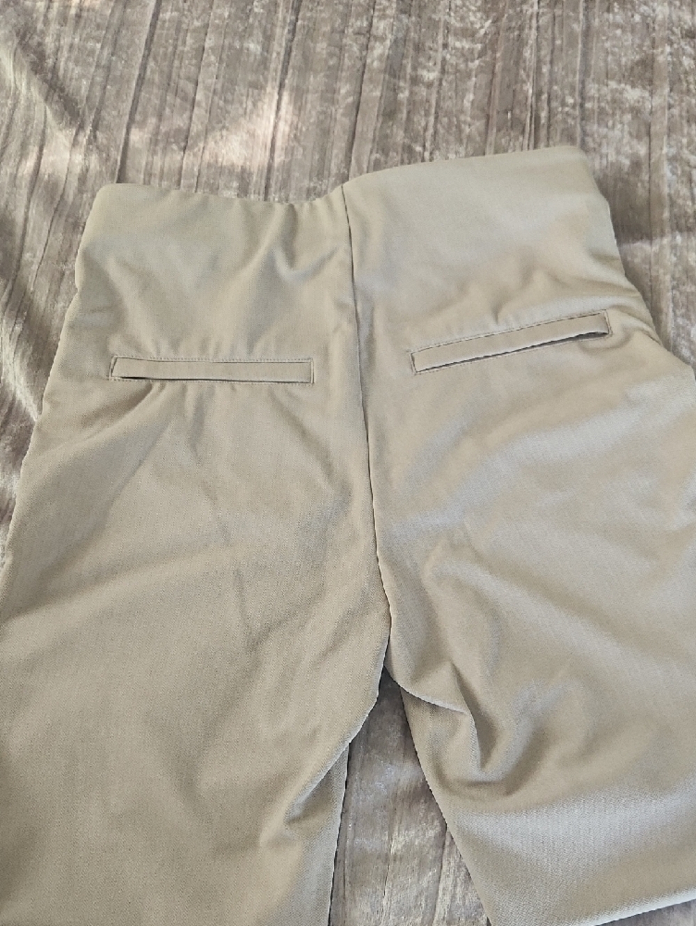 HALARA High-Waist Sailor Leggings in Light Beige with Gold Buttons - Picture 4 of 5